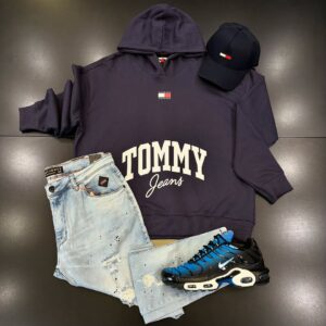 Kit com Blusão Tommy, Tênis NK Air Max Plus, Boné Tommy e Calça Jeans