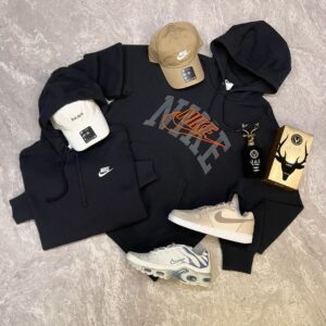 Kit NK Combo com 2 Blusas, 2 Bonés, 2 Sneakers e 1 Eau de Parfum